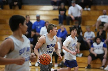 Soap Lake’s Pavlo Stoyan (center) and his teammates drive up the court on offense.