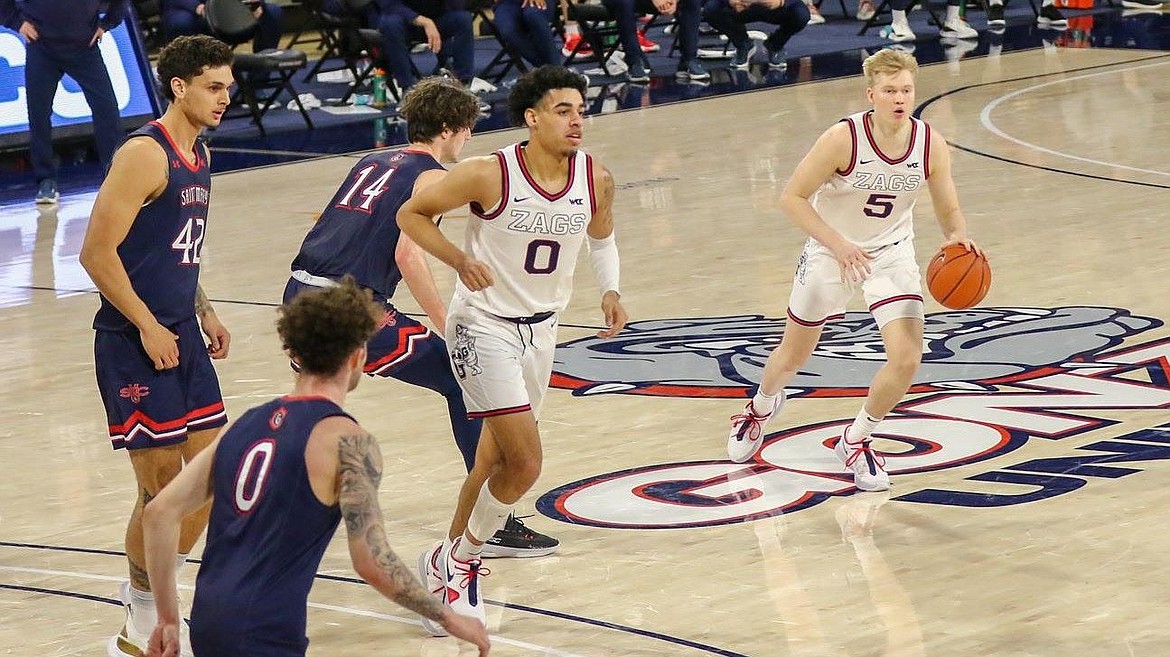 Gonzaga’s Julian Strawther and Martynas Arlauskas pick up the offense in a home game against Saint Mary’s.