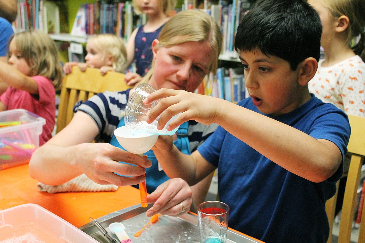 Children explore STEM activities at ImagineIF's Play Expo. Photo by Lune Axelsen.