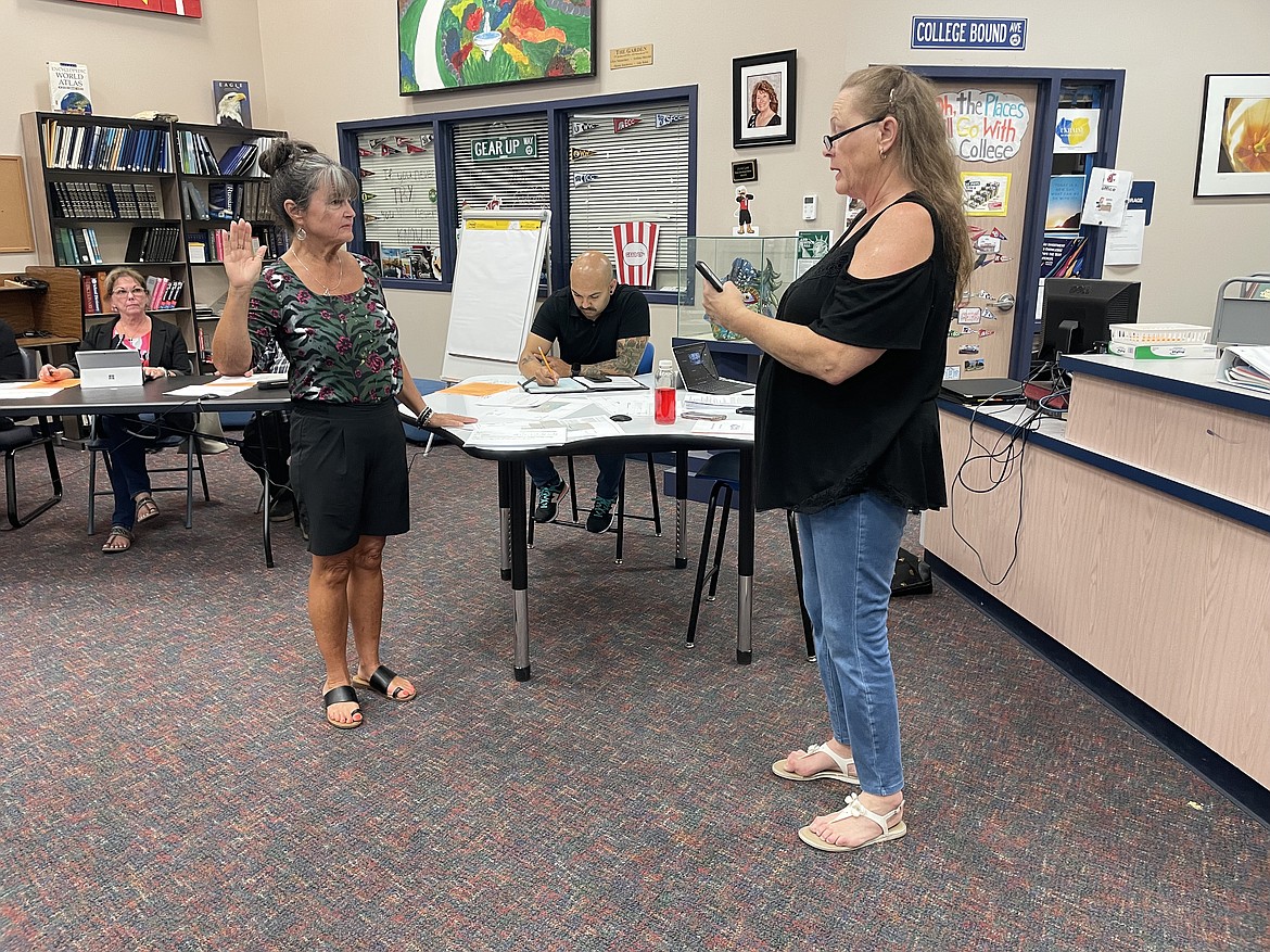 Soap Lake Mayor Michelle Agliano (right) swears in newly appointed City Council Member Kat Sanderson (left) at a regular meeting on Wednesday. Agliano was named Soap Lake’s new mayor following the resignation of Alex Kovach in May.