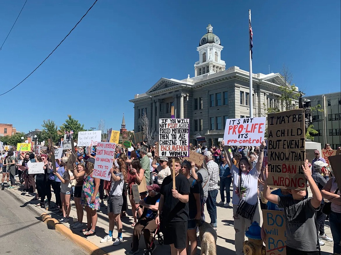 Protesters rally for abortion rights in front of the Missoula County Courthouse on June 26, 2022. (Mara Silvers/MTFP)