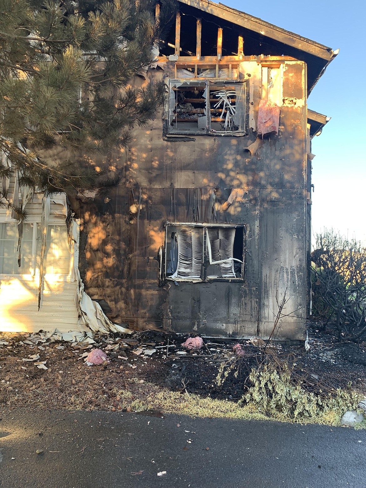 A fire severely damaged one building in a Quincy apartment complex Monday afternoon, which led to the displacement of about 30 residents.