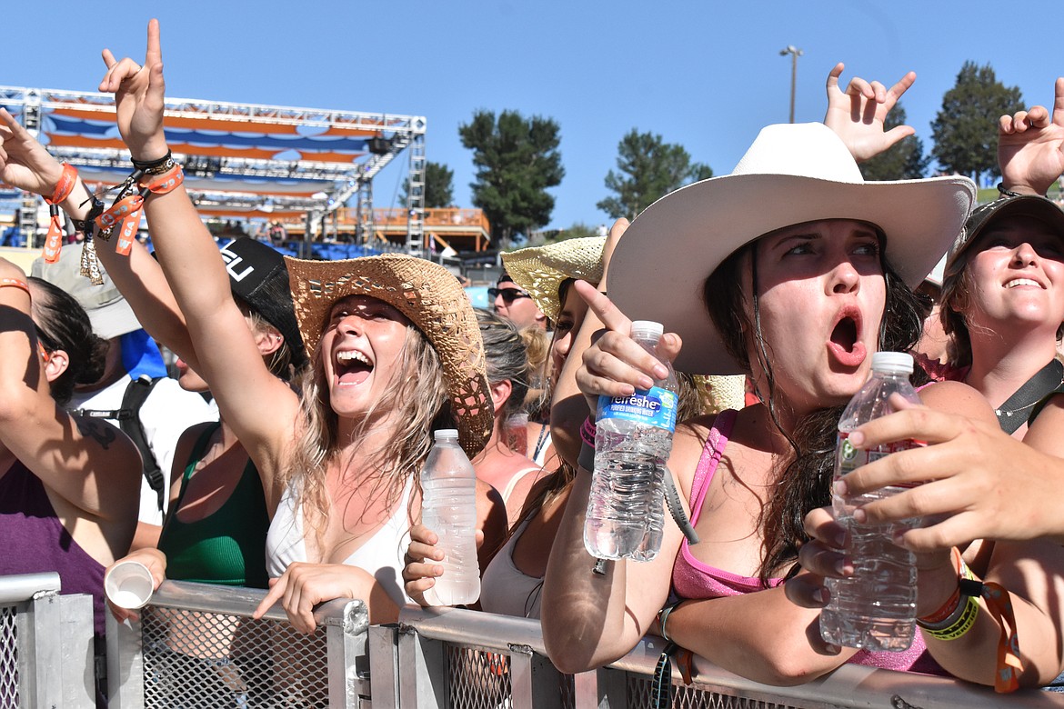 Shedders braved the over 100 degree days to see their favorite artists perform.