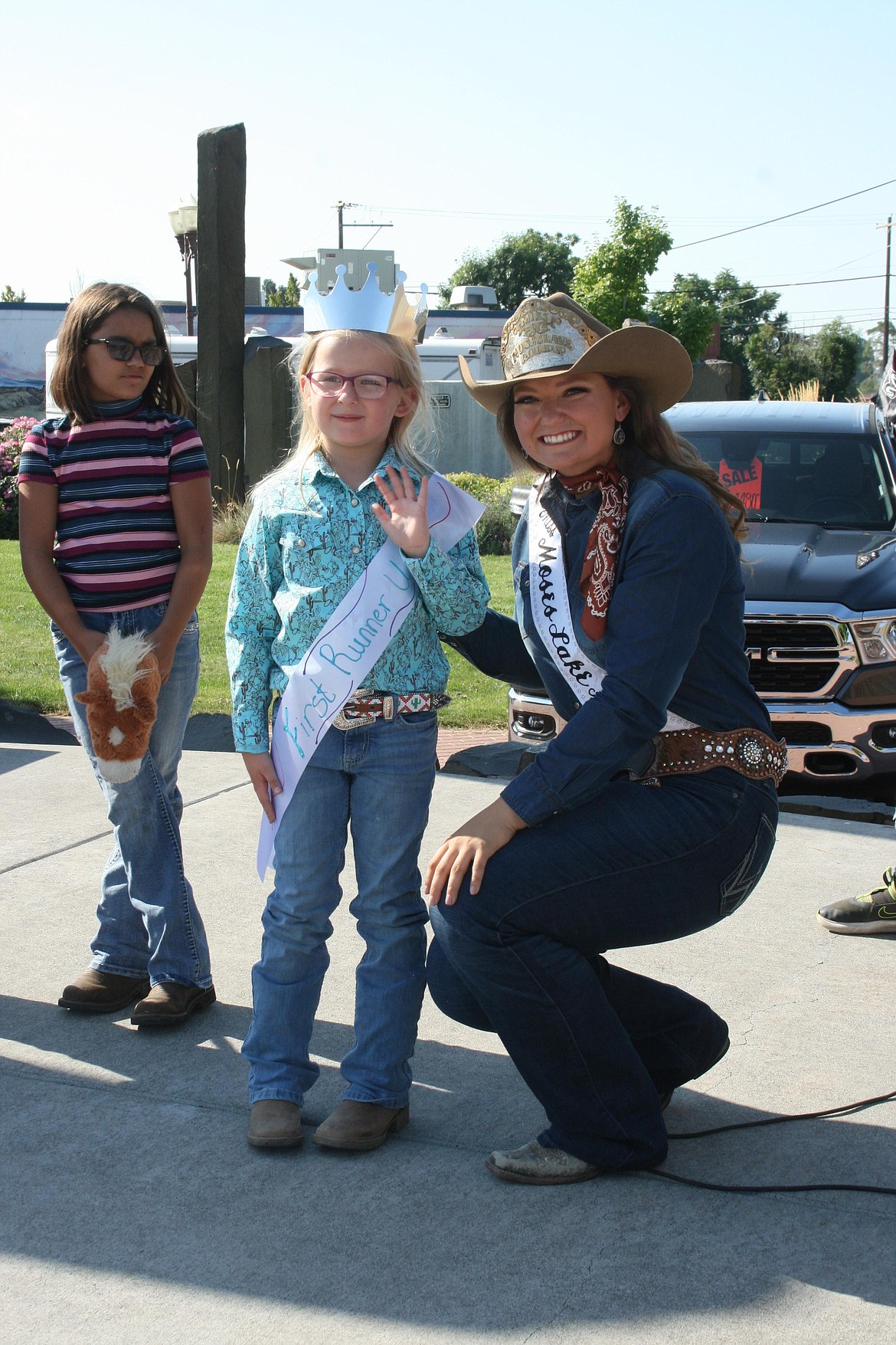 Madelyn Lewison receives the first runner-up crown at the Pee Wee Stampede queen contest, presented by Miss Moses Lake Roundup Brianna Kin Kade.