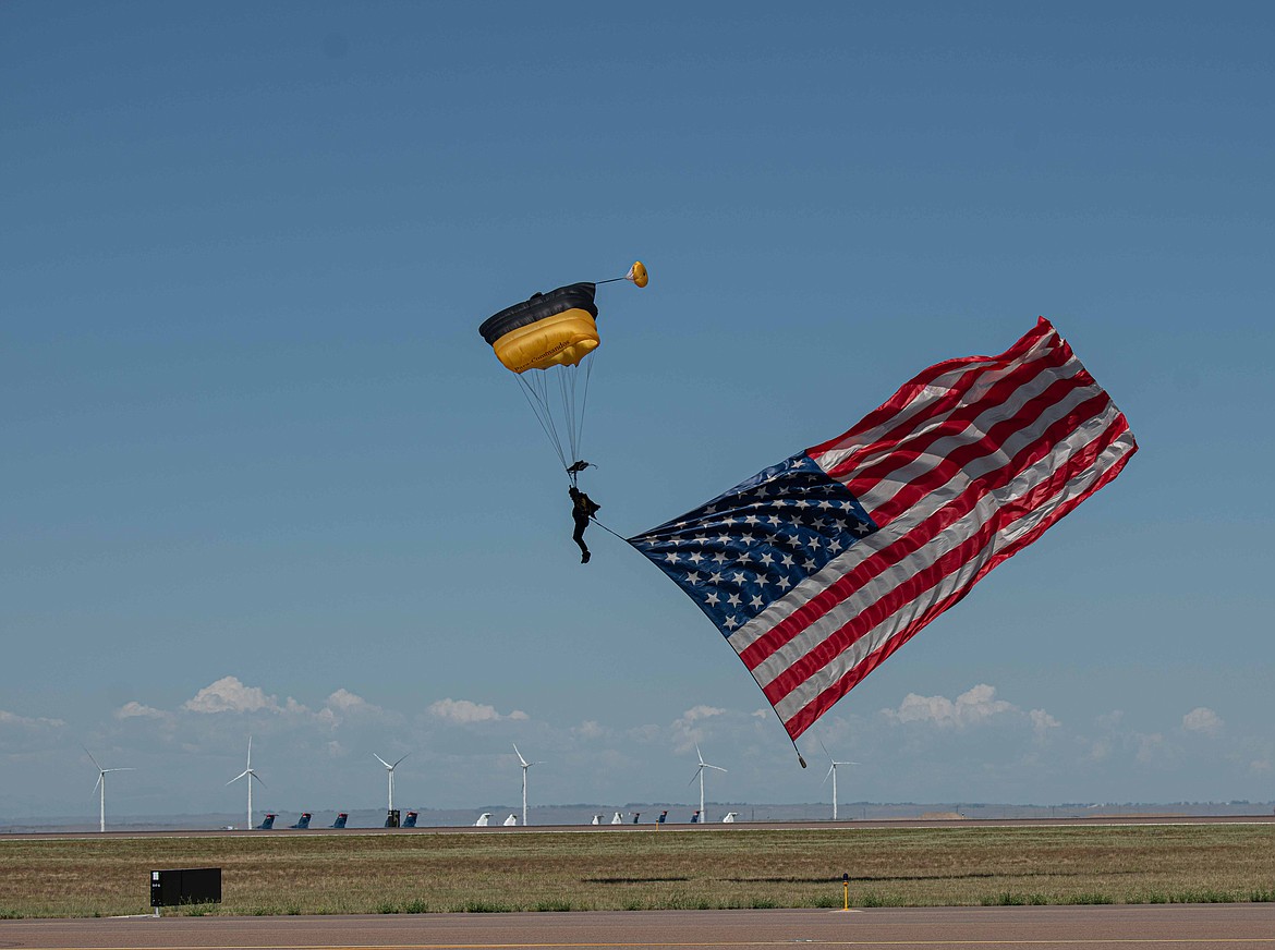 Para-commando jumpers perform with the Air Force Thunderbirds during a show in Great Falls. (Tracy Scott/Valley Press)