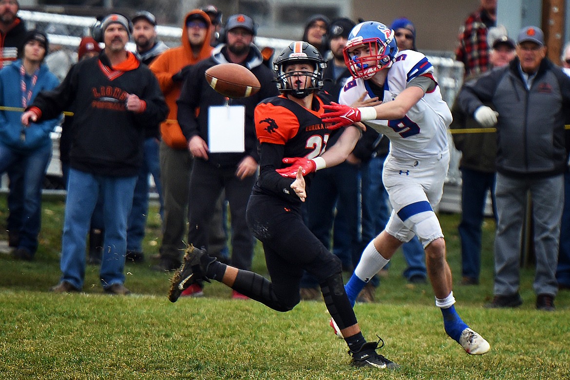 Bigfork’s Isak Epperly holds off Eureka defender Caden Pecora in an attempt to catch a pass in the third quarter of the Class B state semifinal on Saturday, Nov. 13, 2021. (Jeremy Weber/Bigfork Eagle)