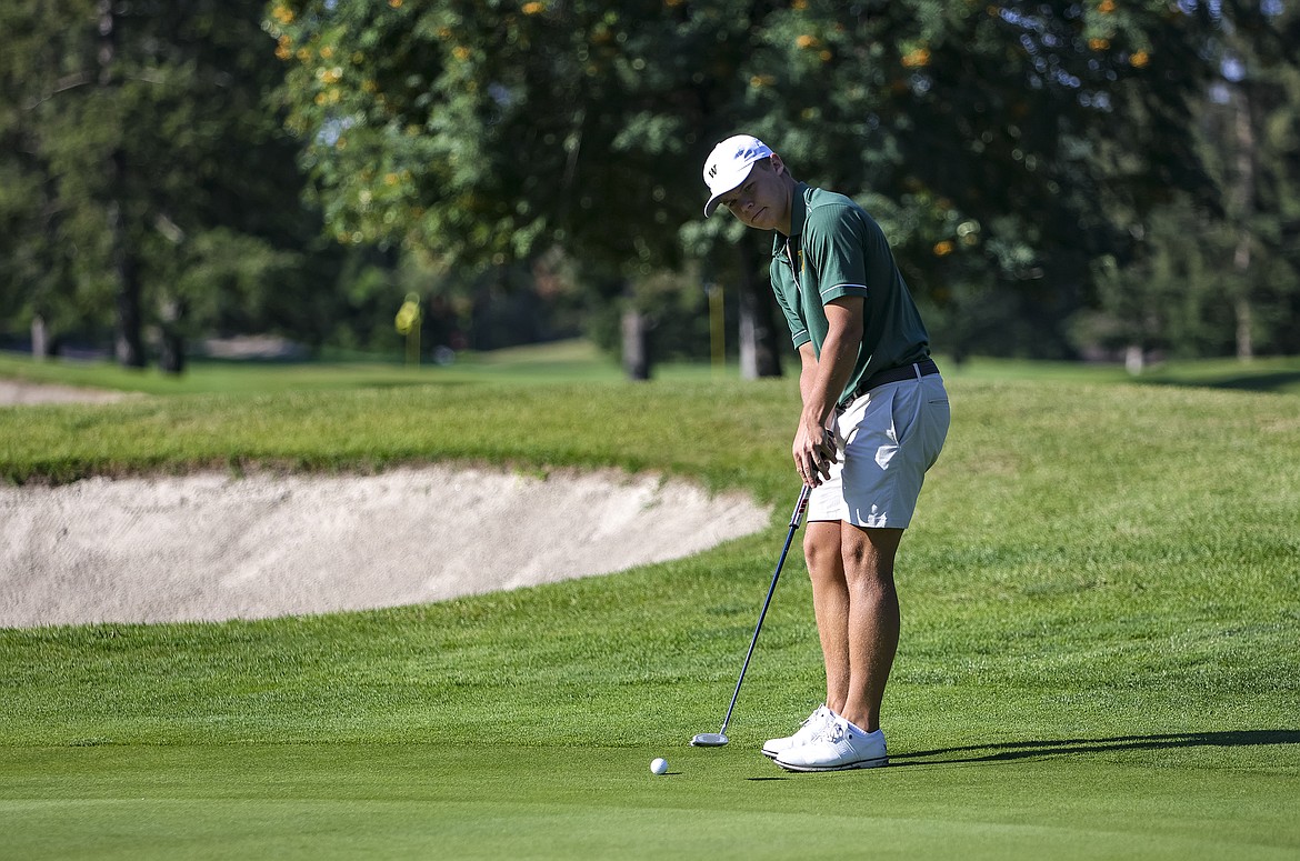 Bulldog senior Johnny Nix putts at Whitefish Lake Golf Course on August 23, 2022. (JP Edge photo)