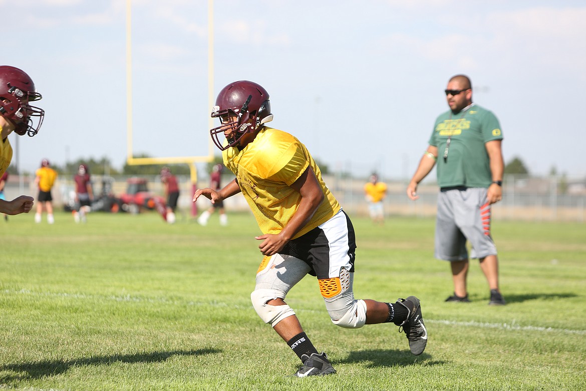 Ayden Britt works through a defensive line drill on August 23, 2022.