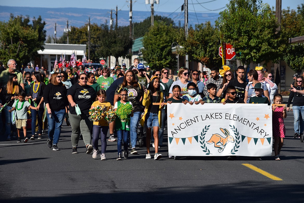 Students from Ancient Lake Elementary were among the walkers in the 2021 Farmer Consumer Awareness Day parade.