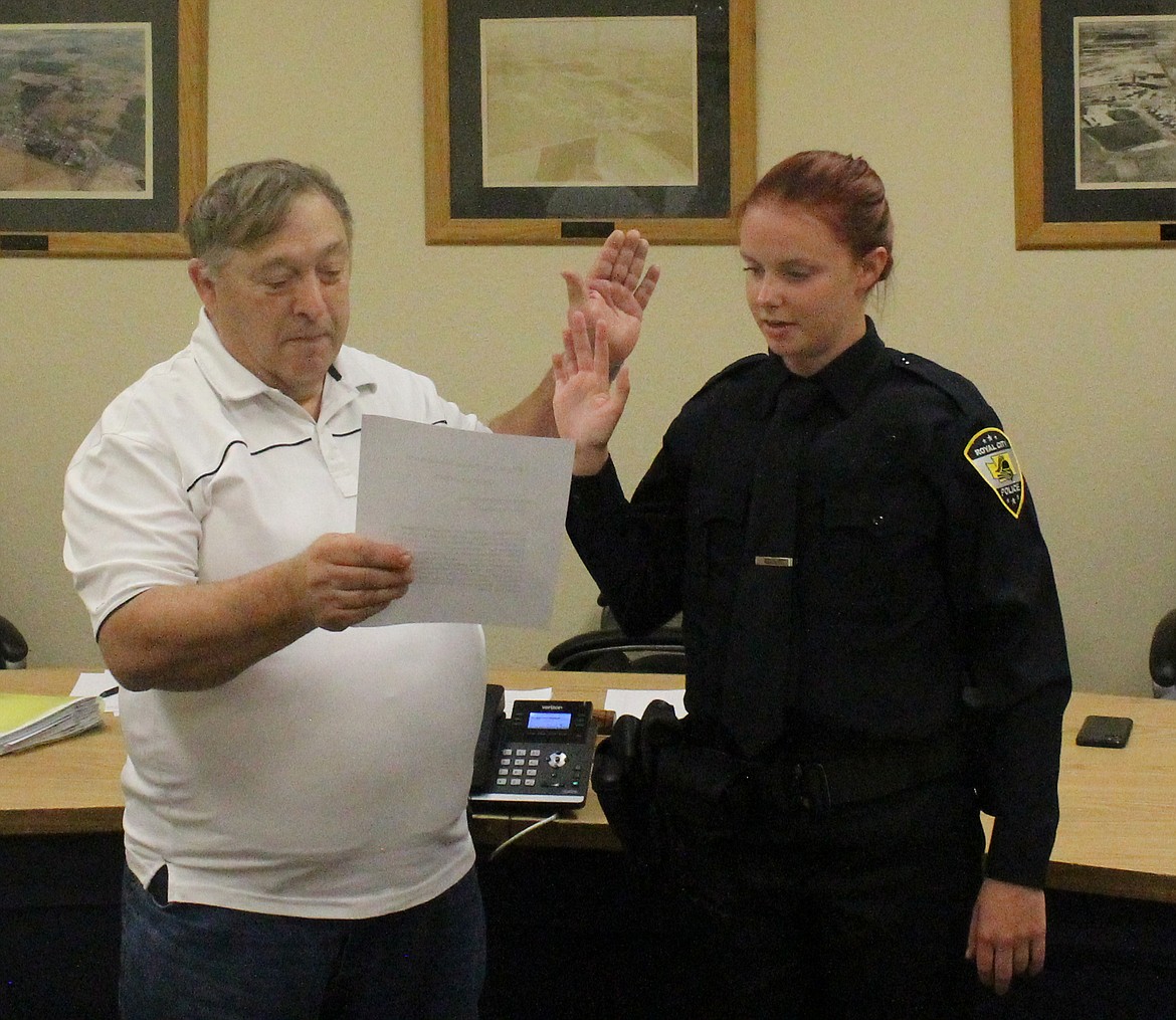 Hannah Soelter, right, is sworn in as a Royal City Police officer by Mayor Kent Anderson at Tuesday’s city council meeting. Soelter has been training with various agencies around the Basin for several weeks now.