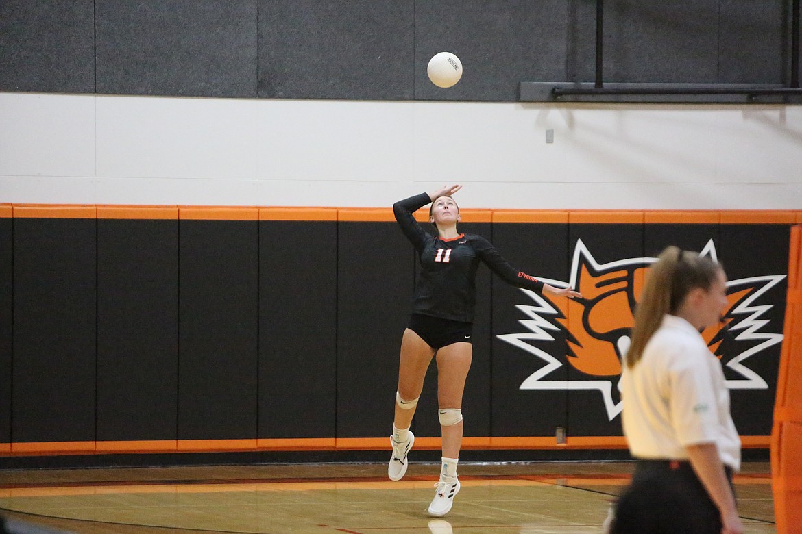 Junior Addison Mills performs a serve in the Tigres’ opening set against the Cascade Kodiaks on Tuesday.