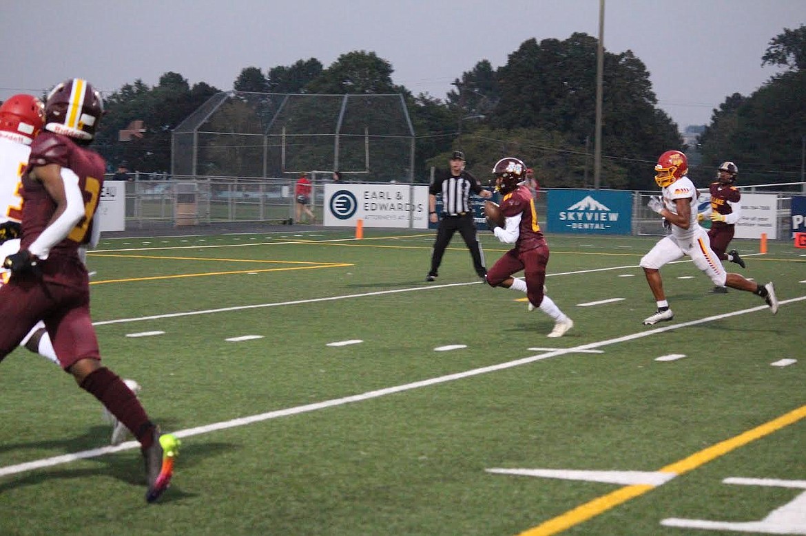 Isaiah Jackson-Moreno (81) scores during the Moses Lake-Kamiakin football game Friday.