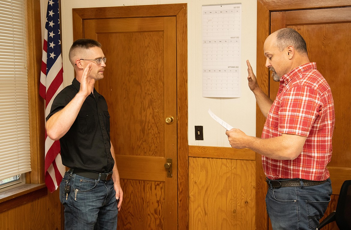 New Plains Councilor Garrett Boon is sworn in by Mayor Dan Rowan. (Tracy Scott/Valley Press)