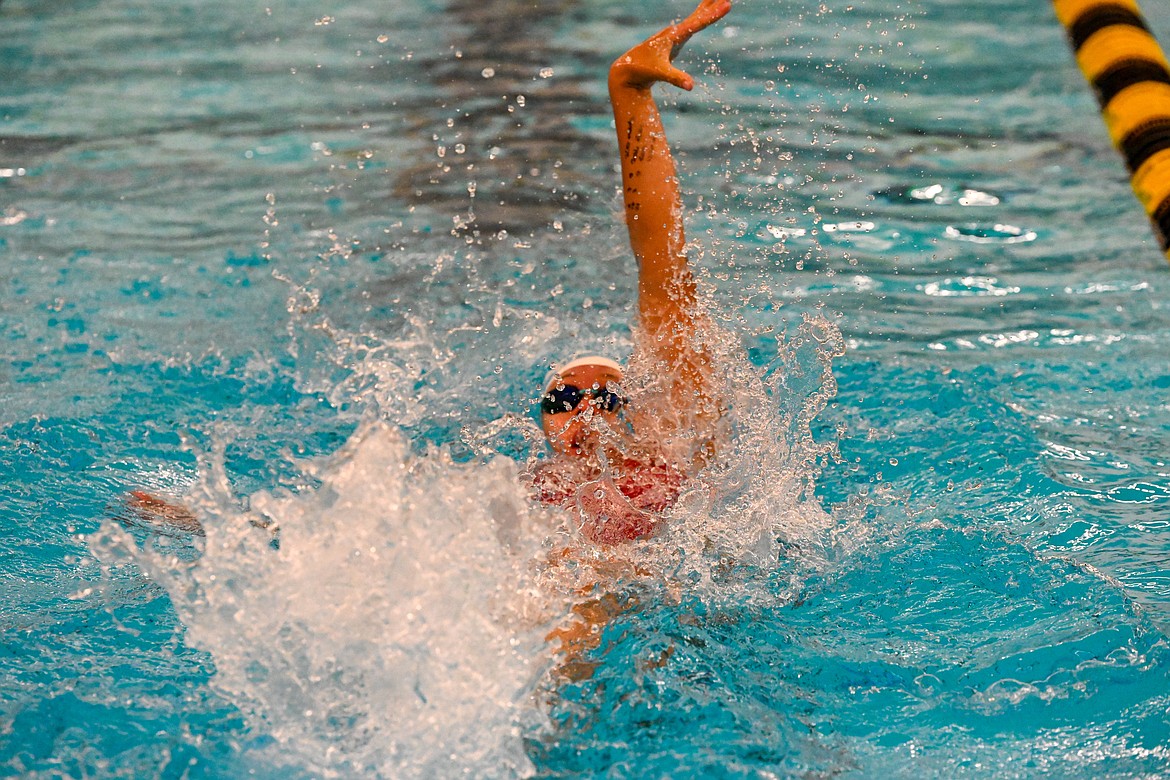 Ava De Leeuw backstrokes for the girls relay team at Univ. of Idaho, photo credit Maximilian Zuberbuhler.