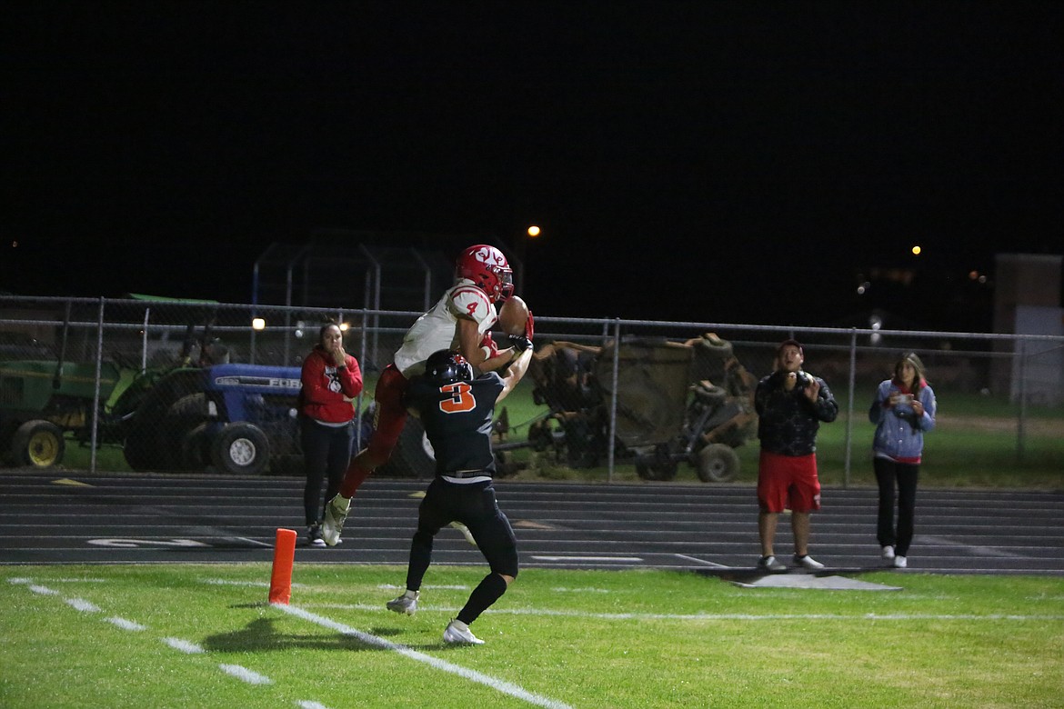 Othello receiver Sonny Asu catches a game-tying touchdown in the final seconds of Othello’s 14-13 win over Ephrata.