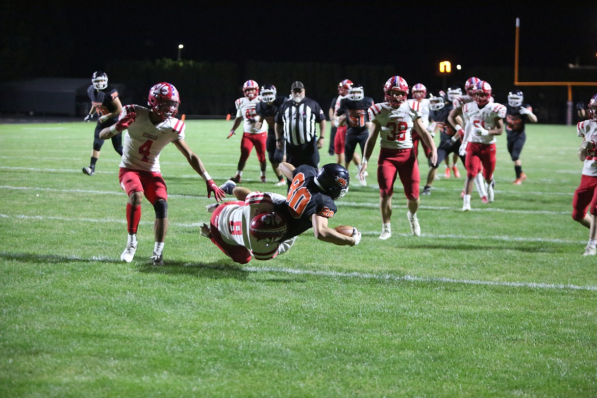 Ephrata tight end Seth Jones reaches for a touchdown in the fourth quarter of the Tigers’ 14-13 loss to Othello.