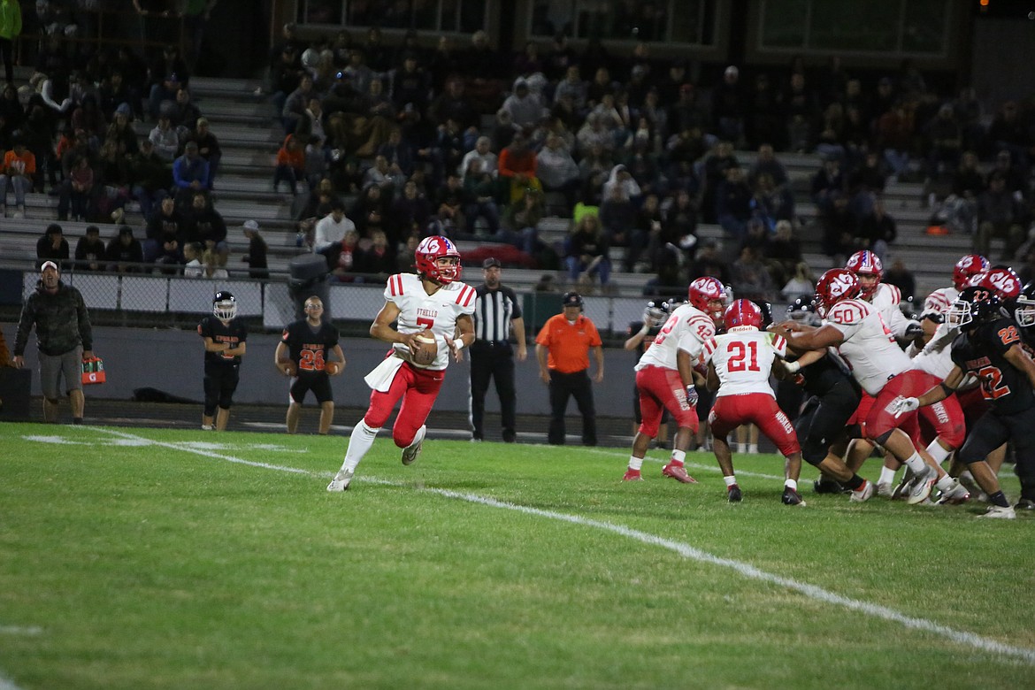 Othello Quarterback Maddox Martinez runs out of the pocket during the Huskies’ 14-13 win over Ephrata.