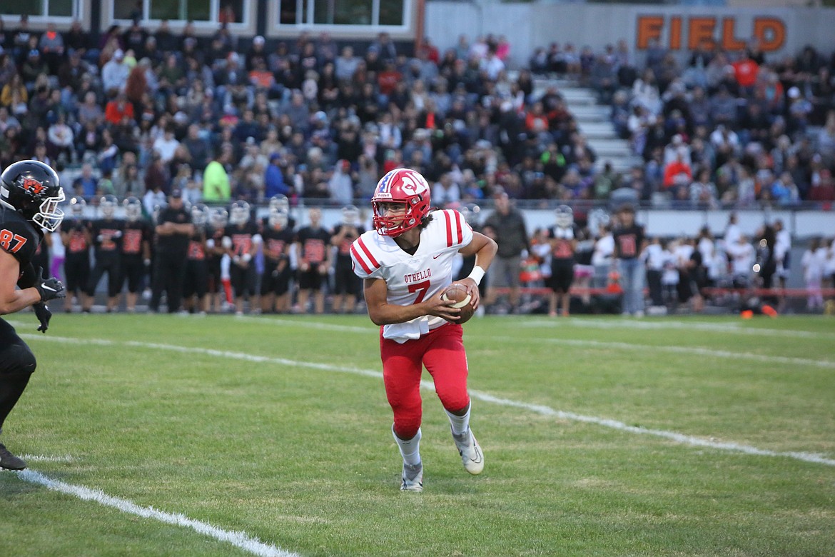 Othello junior quarterback Max Martinez runs the speed option in Ephrata territory during the Huskies’ 14-13 win over the Tigers.