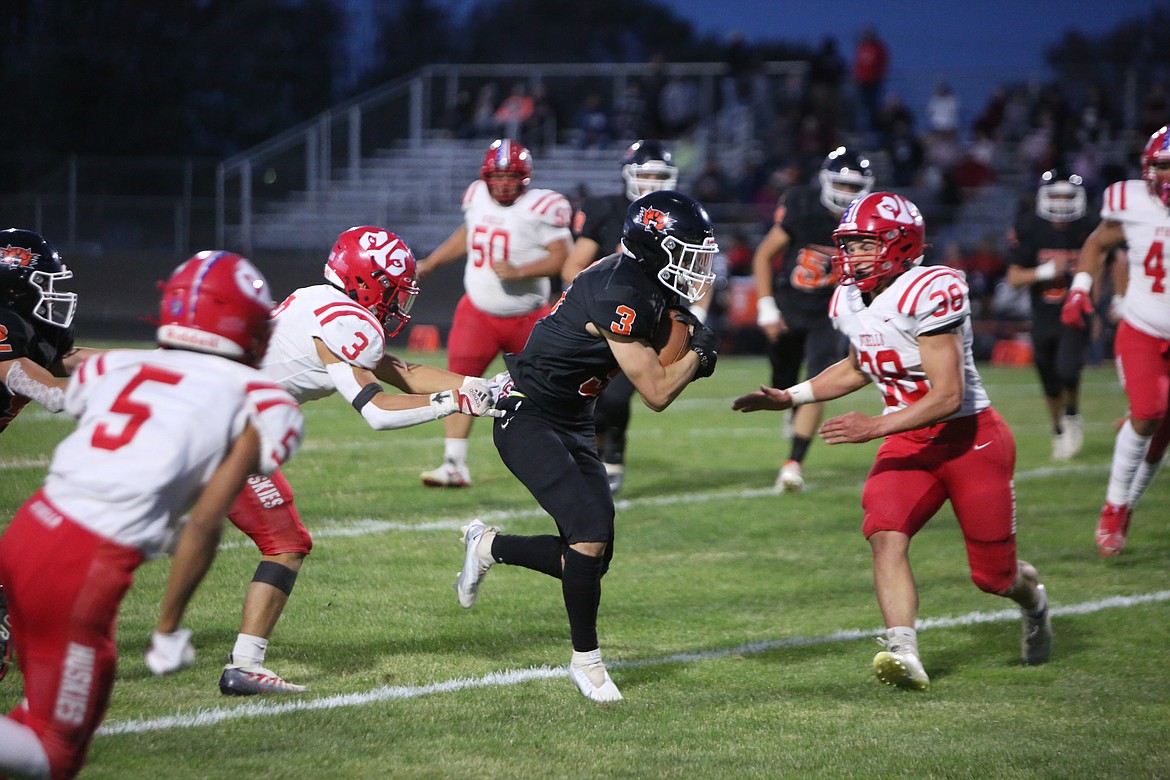 Ephrata senior receiver Hunter Handy evades tacklers after catching a pass on Friday night.