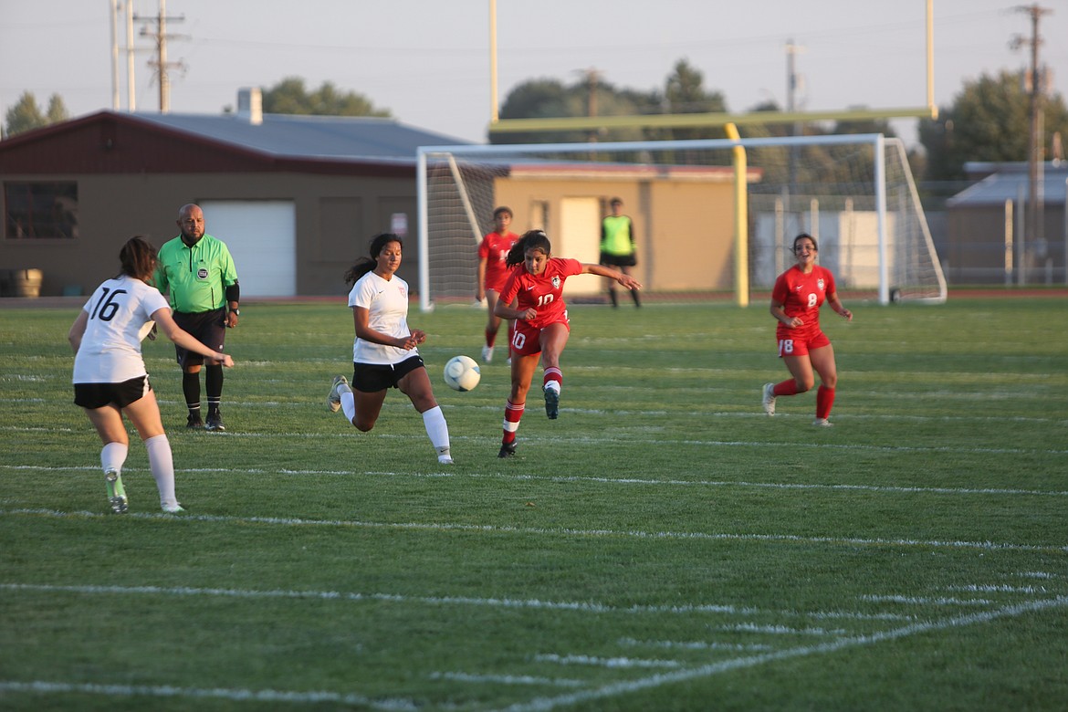 Othello junior Stephanie Gonzalez (10) makes a pass to a teammate during the loss to East Valley (Yakima) on Thursday.