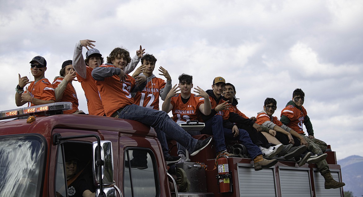 The Plains Horsemen football team in the homecoming parade. (Tracy Scott/Valley Press)