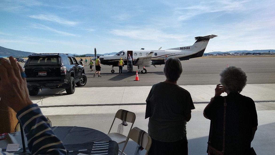 Photo courtesy Kootenai Humane Society
Tails at Daylight guests watch the arrival of a Wings of Rescue flight at StanCraft Jet Center.