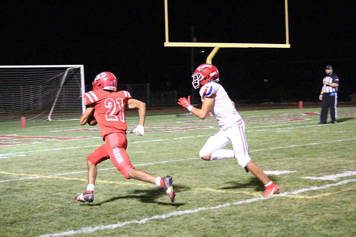 Othello’s Alex Mendez (21) nears the end zone on one of his two touchdowns in Friday’s 28-17 win over Prosser.