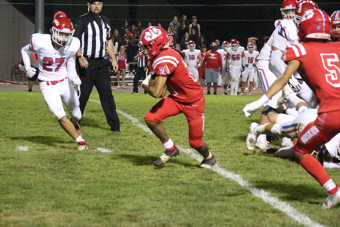 Alex Mendez (21), Othello running back, breaks free from Prosser tacklers on his touchdown run that put the Huskies up 21-10 in Friday night’s game. The Huskies won the game 28-17.