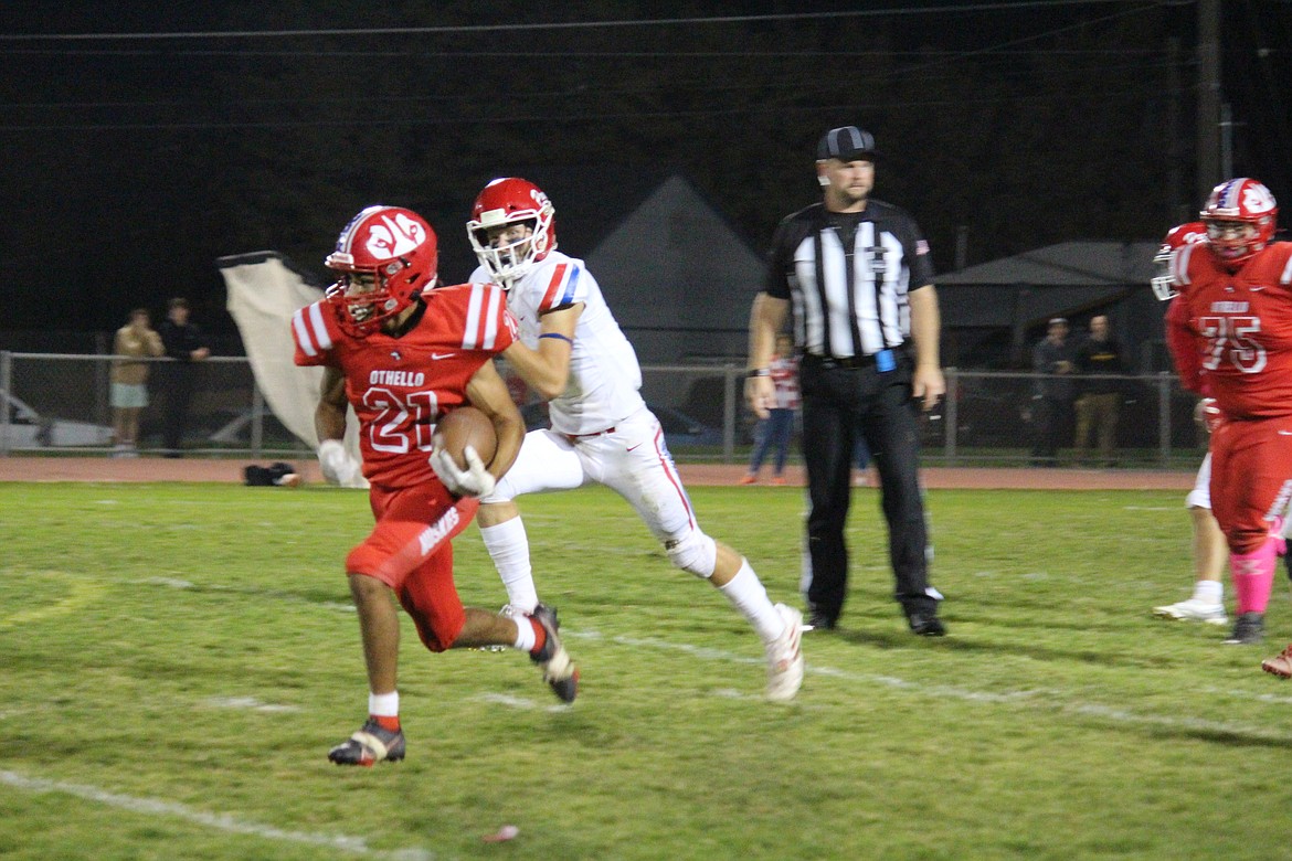 Alex Mendez (21) heads for the end zone during Othello’s win over Prosser Friday. The Huskies beat the Mustangs 28-17.