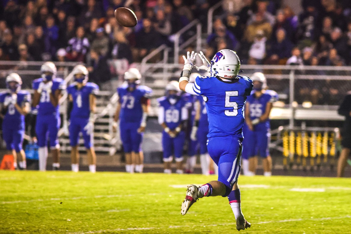 Junior Mark Robison grabs a pass in the redzone from Cody Schweikert for nice gain in the second quarter. (JP Edge photo)