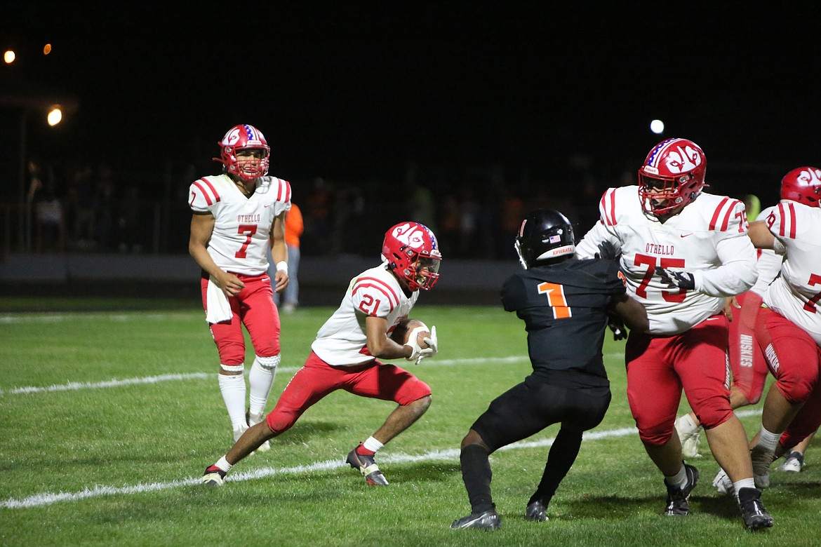 Othello running back Alex Mendez cuts toward a hole in the offensive line during a game against Ephrata.