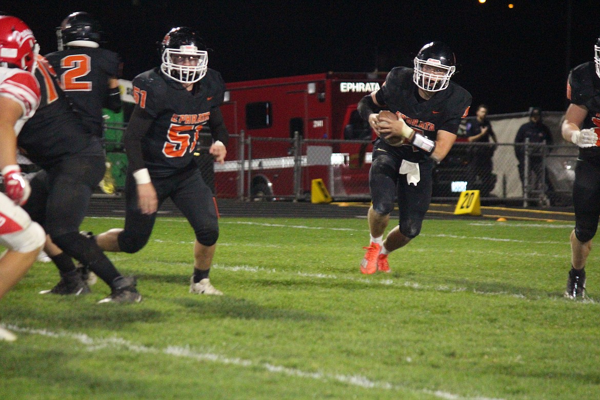 Travis Hendrick (4) turns upfield in Ephrata’s 20-17 win over Prosser Friday. Kaden Hallatt (51) pulls out to block.