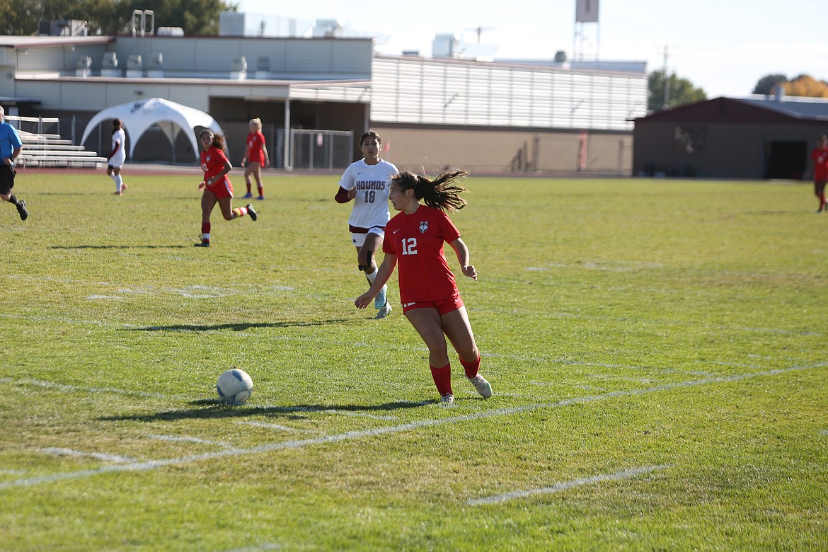 Sophomore Rylinn Jones looks to pass the ball to a teammate.