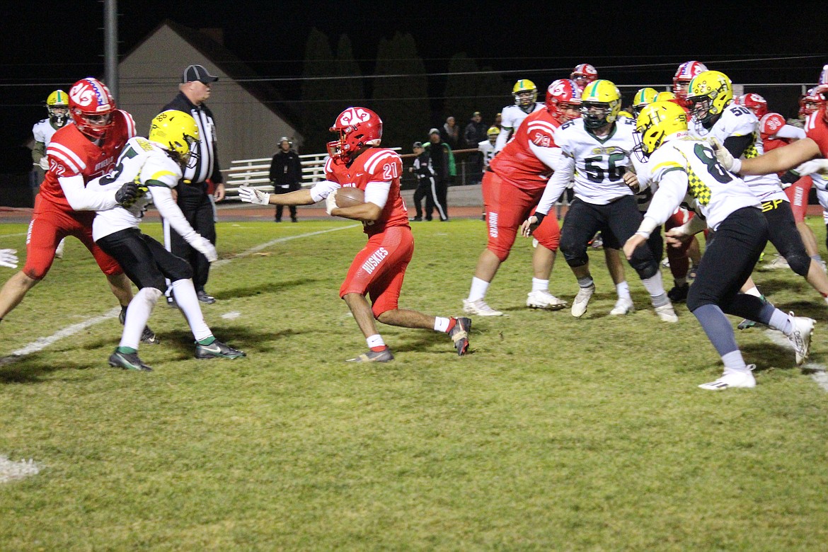 Alex Mendez (21) avoids the Shadle Park defense in Othello’s 48-14 win Friday.