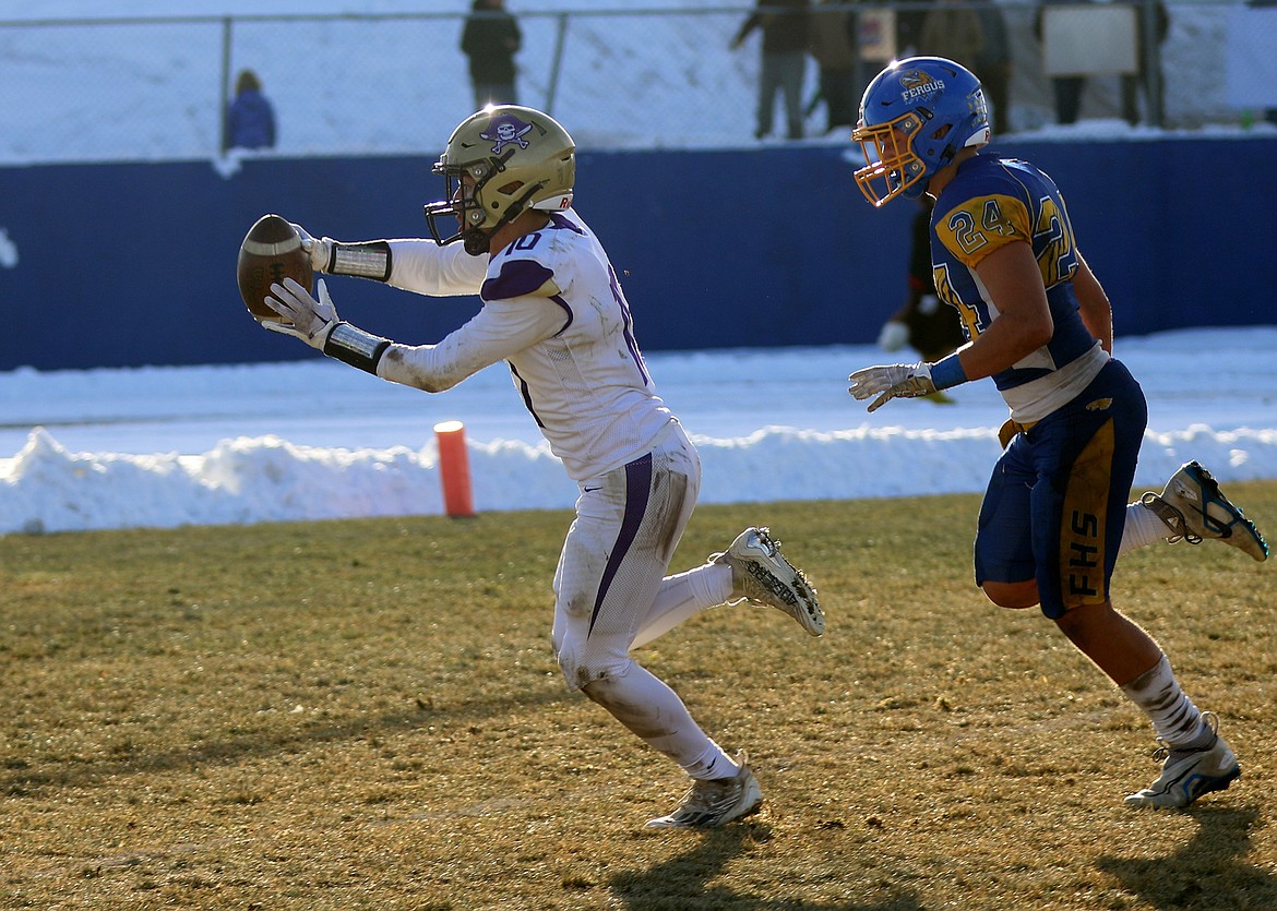 Tyler Wenderoth crosses the goal line after catching a pass from quarterback Jarrett Wilson in Lewistown Saturday afternoon.(Bob Gunderson photo)
