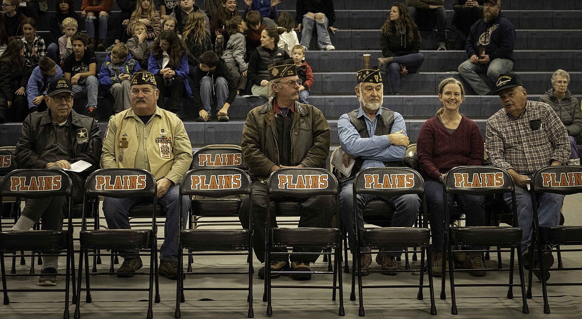 Veterans Ken Matthiesen, Greg Davis, Ron Kilbury, Marv Tanner, Samontha Bebb and Bill Beck. (Tracy Scott/Valley Press)