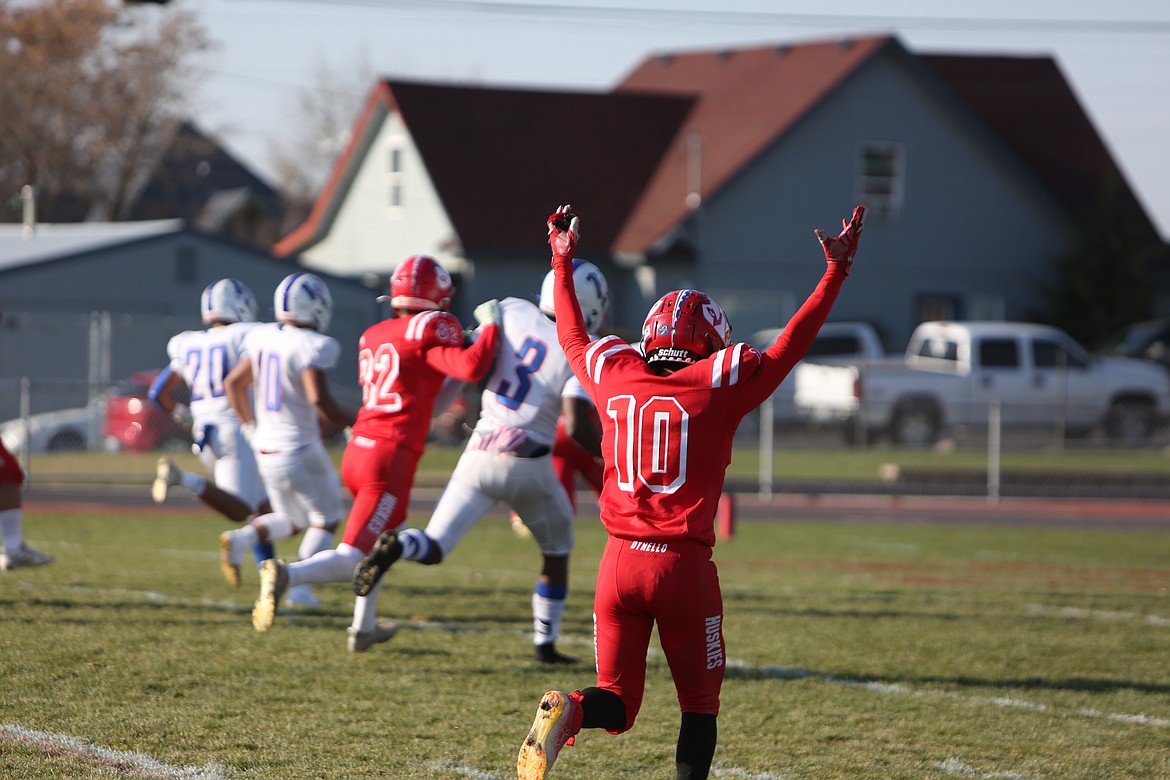 Othello sophomore receiver Kal-El Ozuna (10) throws his arms in the air in celebration of teammate Julian Alegria’s first-quarter touchdown.