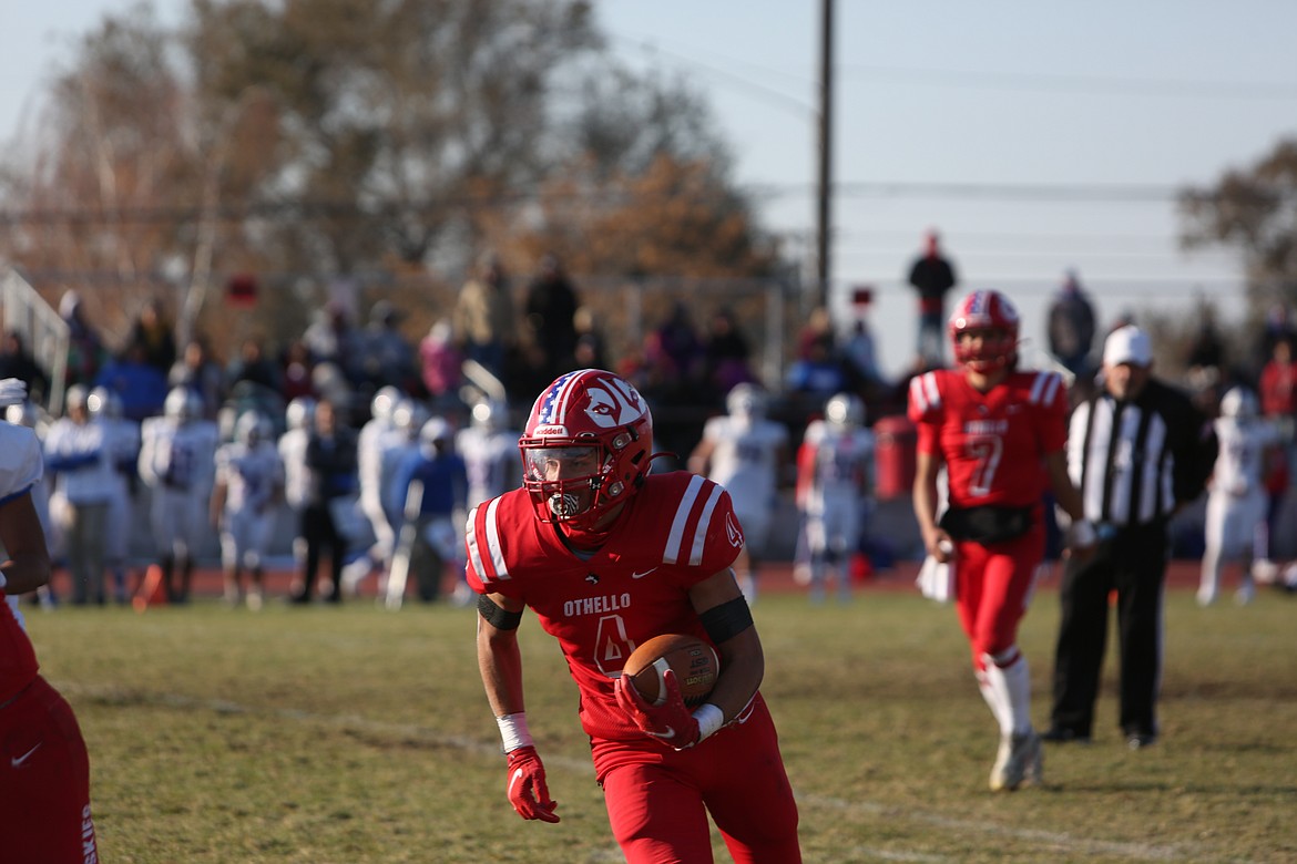 Othello senior Sonny Asu carries the ball against Washington in last week’s 49-12 win. Asu ended the game with a touchdown.