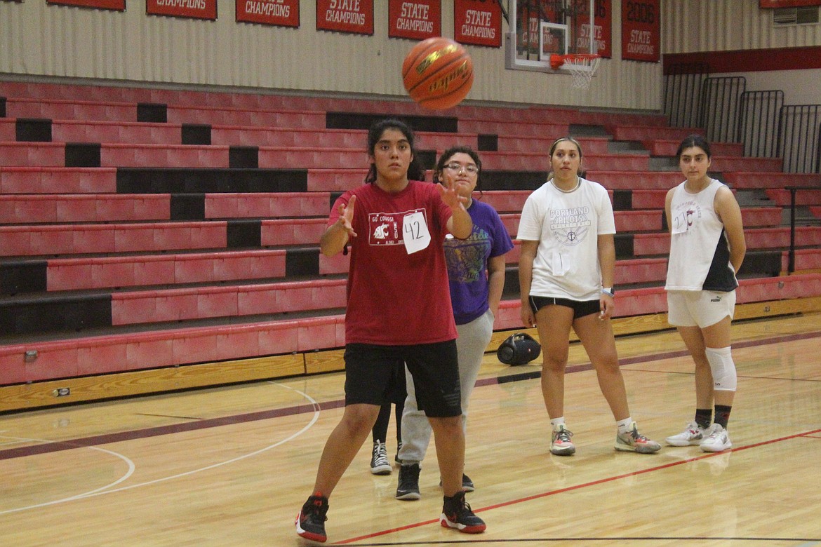 An Othello player waits for the pass during the first night of practice.