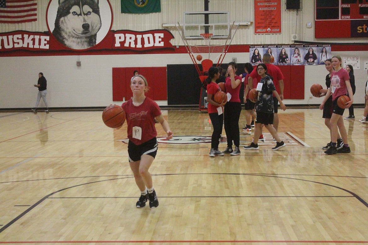 An Othello player drives to the basket on the first night of practice.