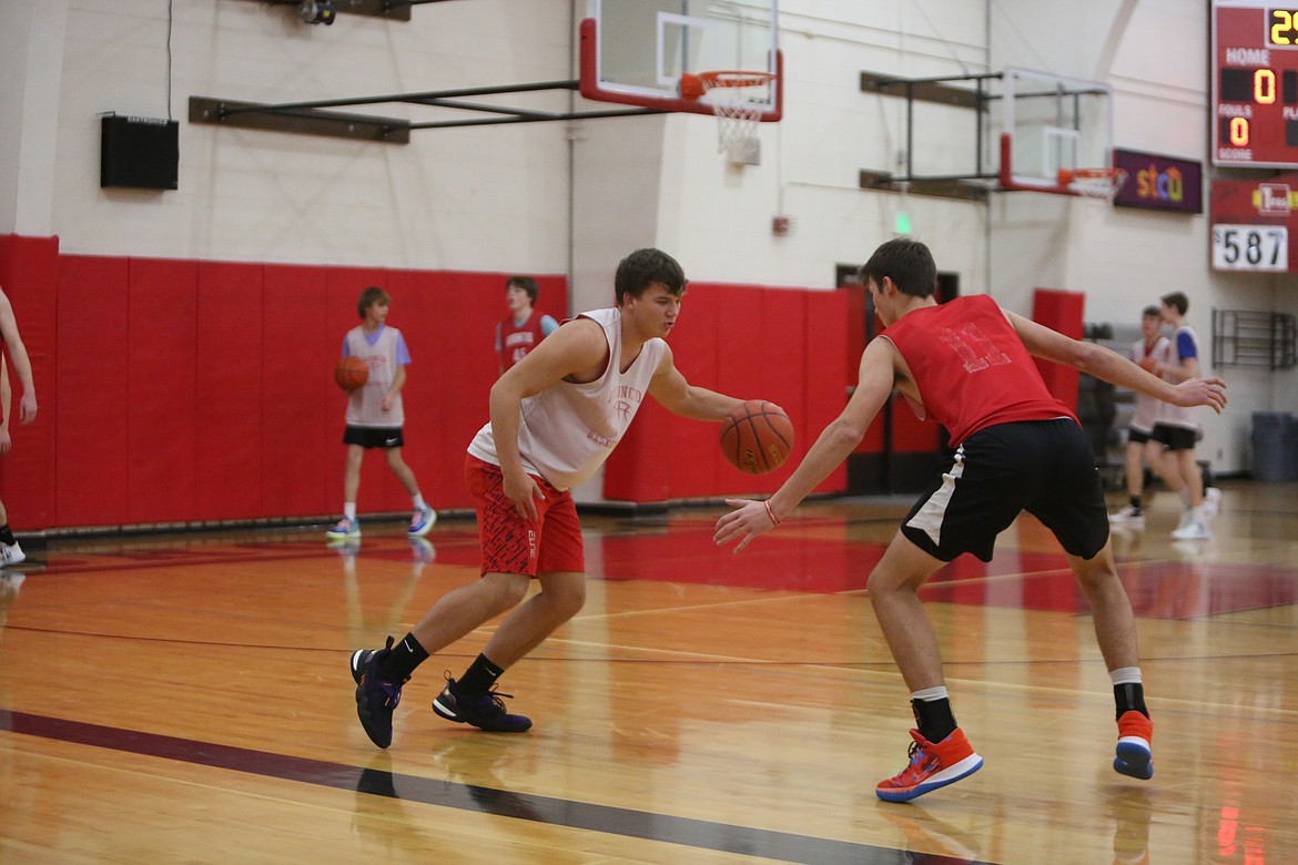 Broncos senior Hunter Dinkins (left) and sophomore Jayce Kelly (right) work in a drill during a practice.