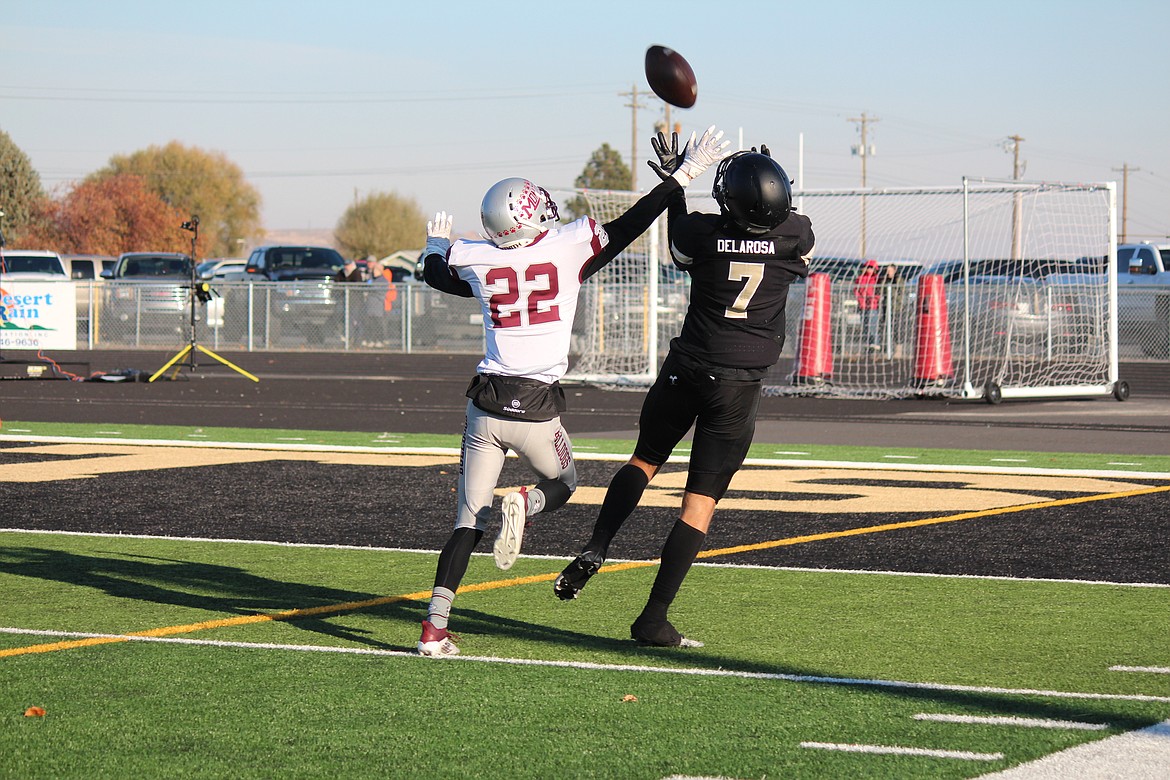 Royal receiver Edgar De La Rosa hauls in a 33-yard touchdown in the second quarter of Royal’s 41-9 win over Montesano on Saturday.