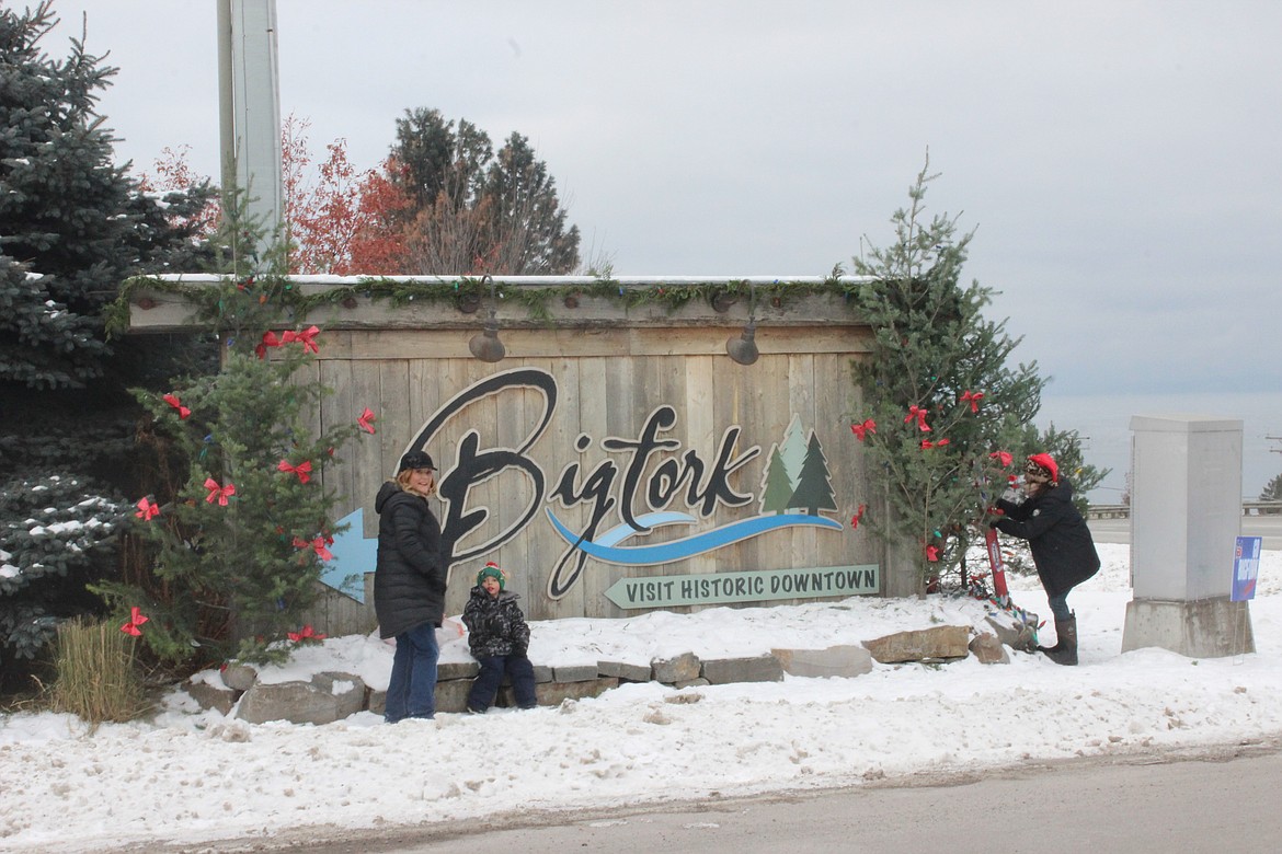 Bigfork Elves 'deck The Halls' In Downtown | Bigfork Eagle