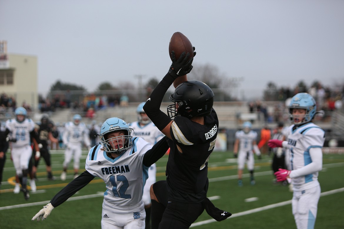 Receiver Edgar De La Rosa hauls in his first of four touchdown catches in Royal’s 57-21 win over Freeman on Saturday.