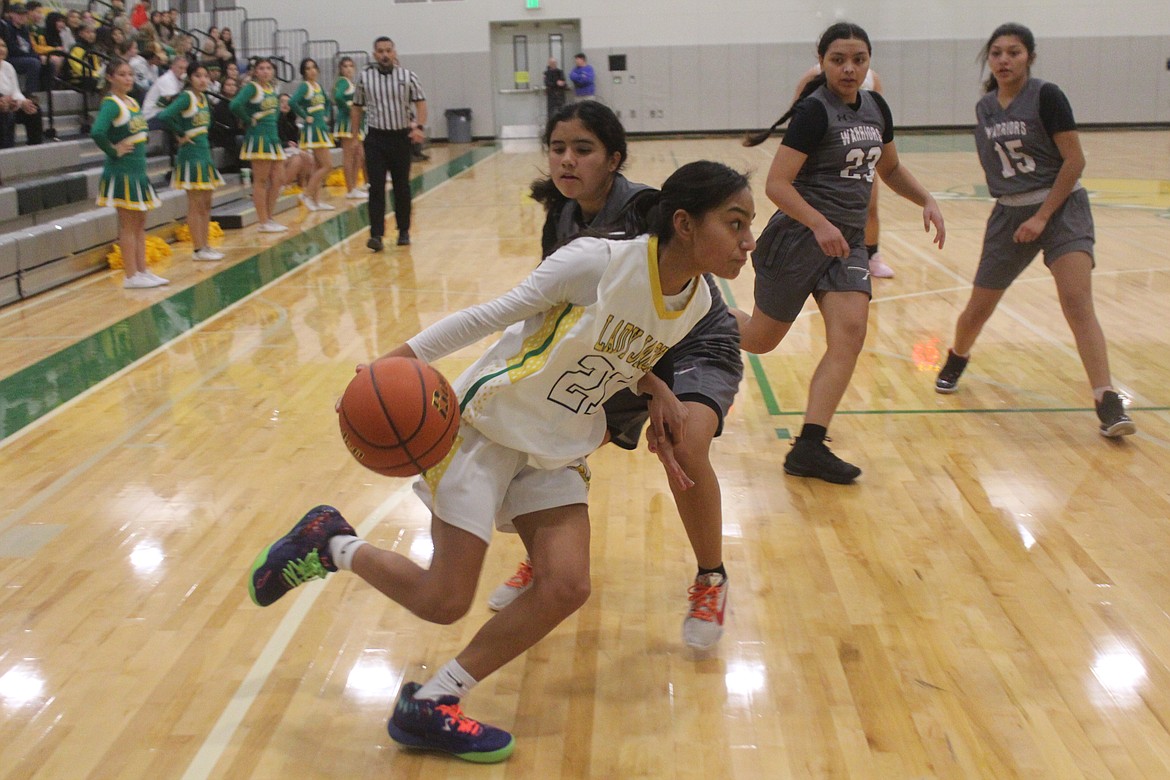 Chloe Medina (21) drives toward the basket in Quincy’s 47-32 win over Wahluke Friday.