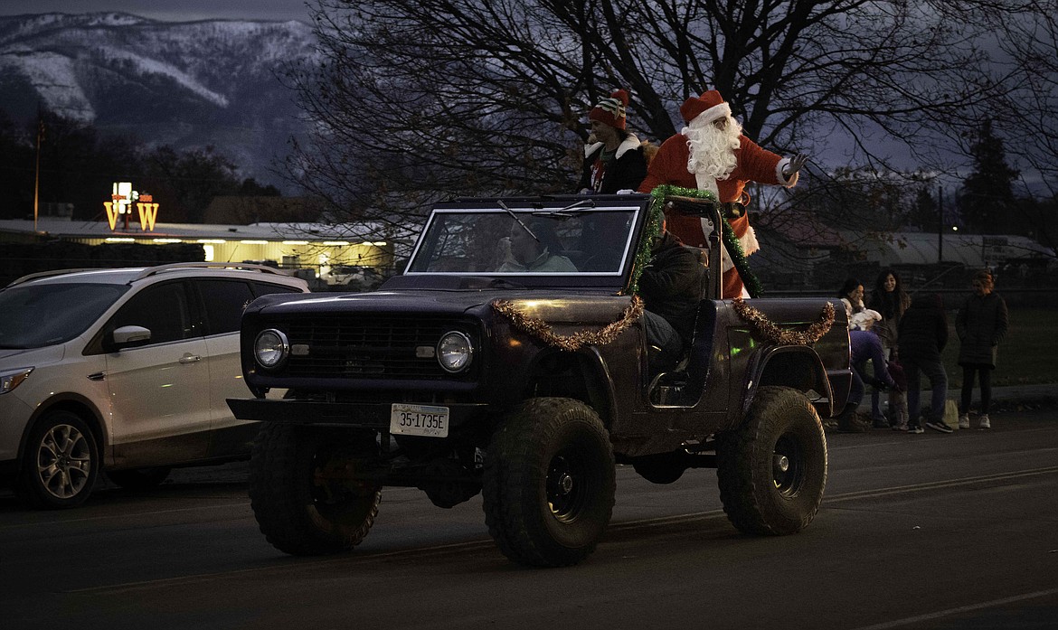 Santa and Mrs. Claus get a ride into town. (Tracy Scott/Valley Press)