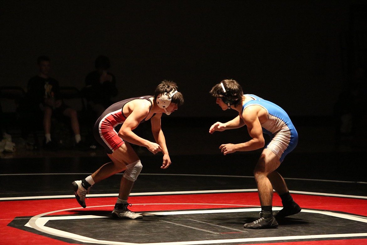 Othello junior Anthony Abundiz (left) locks eyes with a Selah wrestler at the Huskie’s home duel against the Vikings Thursday night.