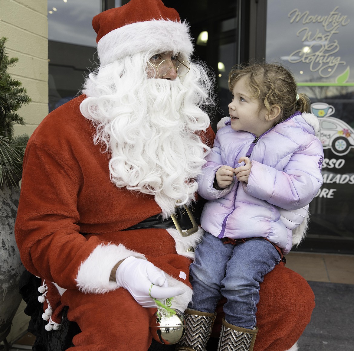 Santa with 2-year-old Gracie Braaten. (Tracy Scott/Valley Press)