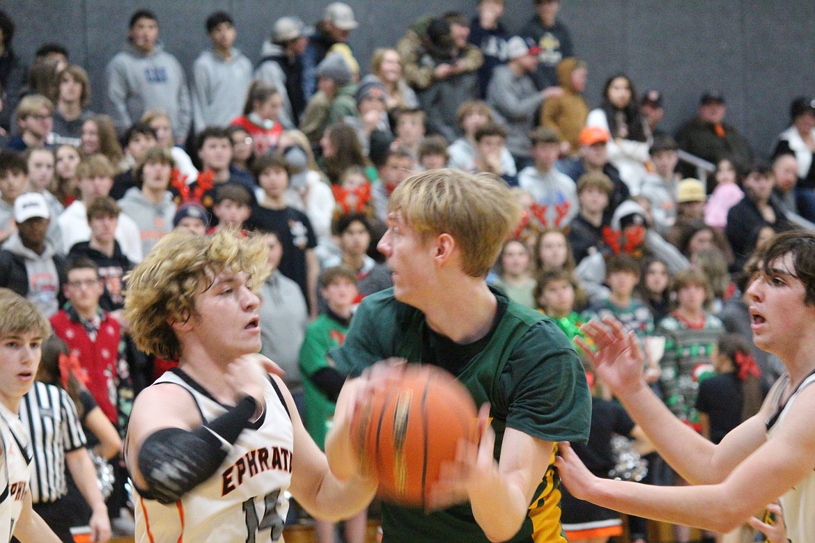 Quincy’s Aiden Bews, center, is challenged by Ephrata’s Travis Henrick.