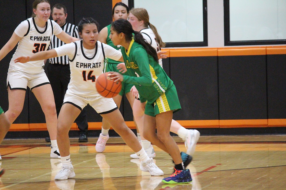 Quincy’s Chloe Medina, front, works the offense against Ephrata’s Alessa Soto (14).